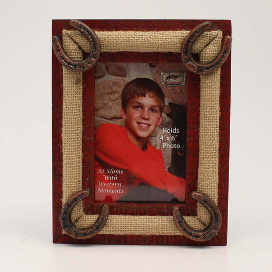 This 4x6 picture frame features burlap with iron horse shoes and red distressed wooden edges. &nbsp;